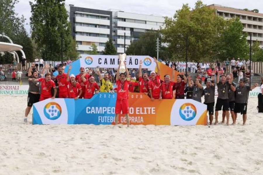 Jogadores festejam conquista do título Jogadores festejam conquista do título