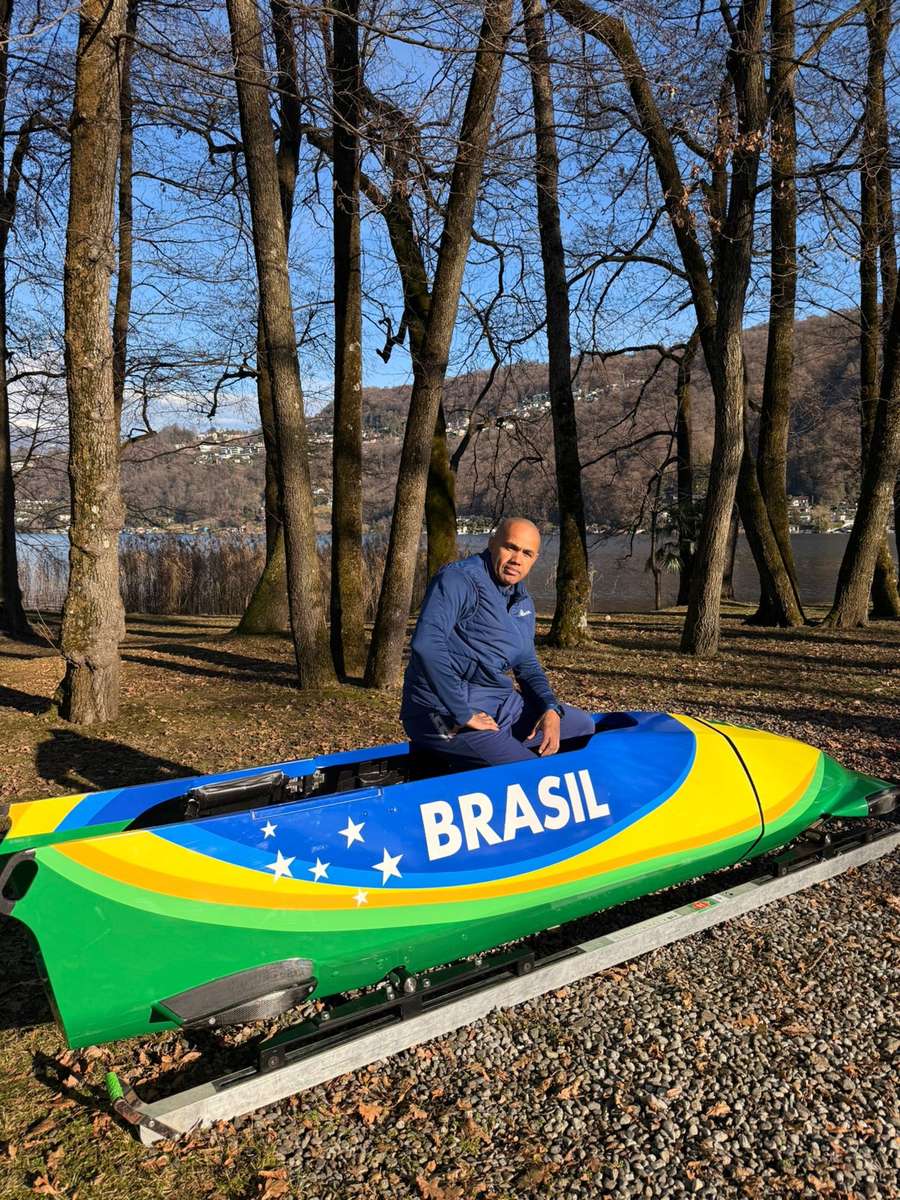 Edson Bindilatti com o novo trenó brasileiro para os Jogos Olímpicos de Cortina-Milão 2026
