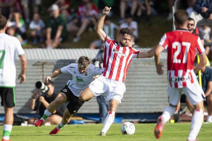 Unai Egiluz, con el balón