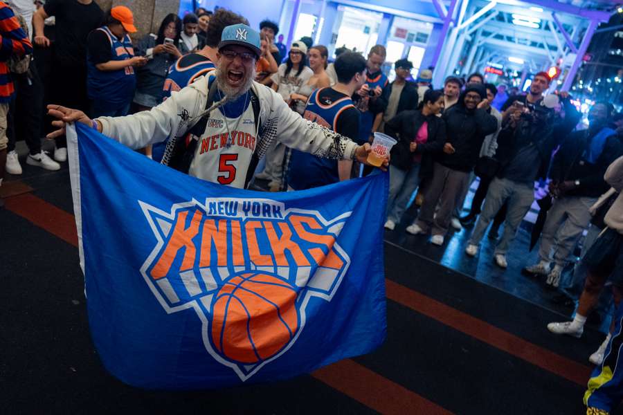 Knicks fans celebrating in the street (2026)