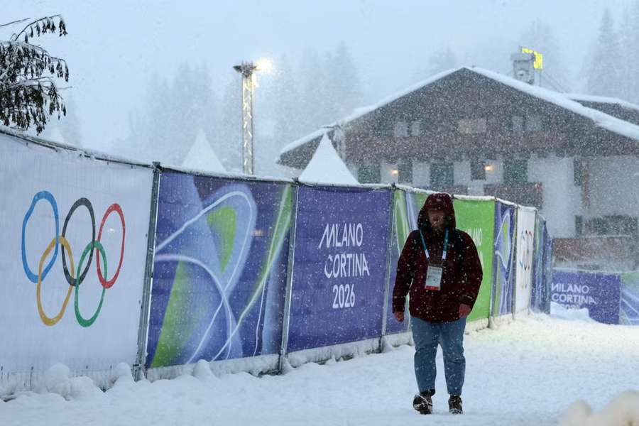 Husté sneženie prekazilo organizátorom aj športovcom plány.