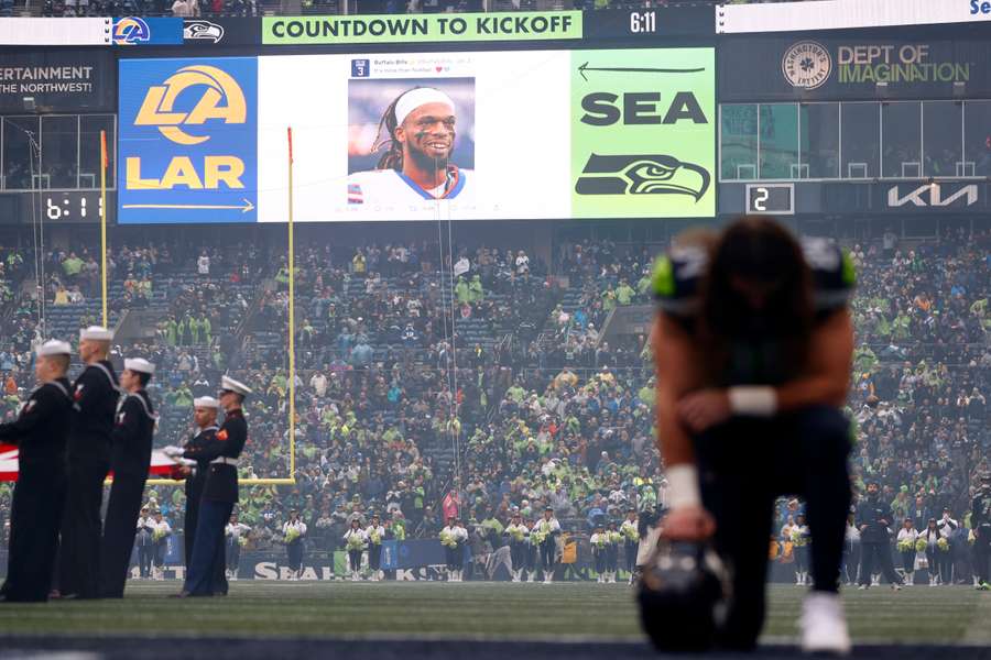 NFL: Hamlin stupisce i medici, dimesso una settimana dopo l'arresto cardiaco in campo