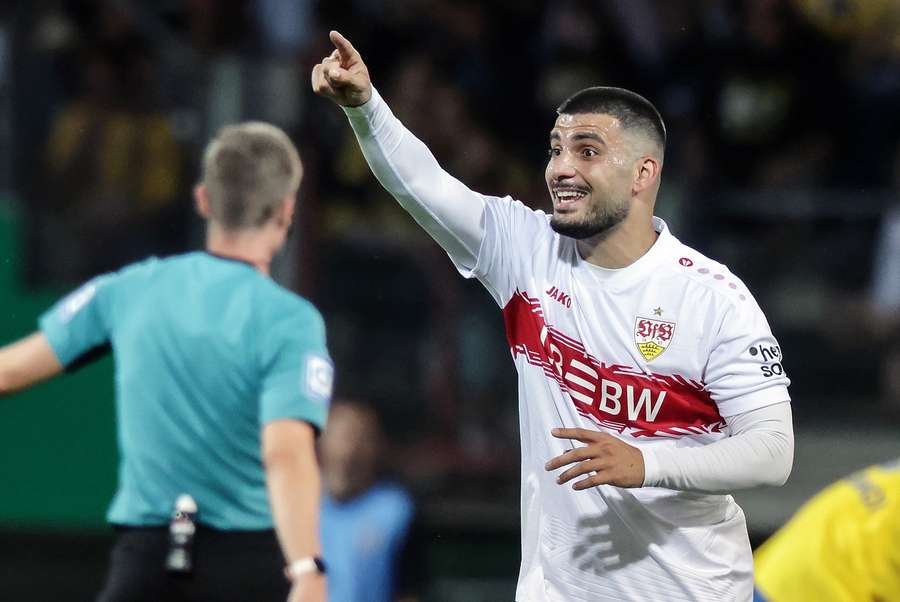 Deniz Undav verteidigt Nick Woltemade.