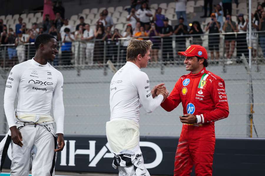 Carlos Sainz cumprimenta o ator Brad Pitt, que está a fazer um filme sobre F1