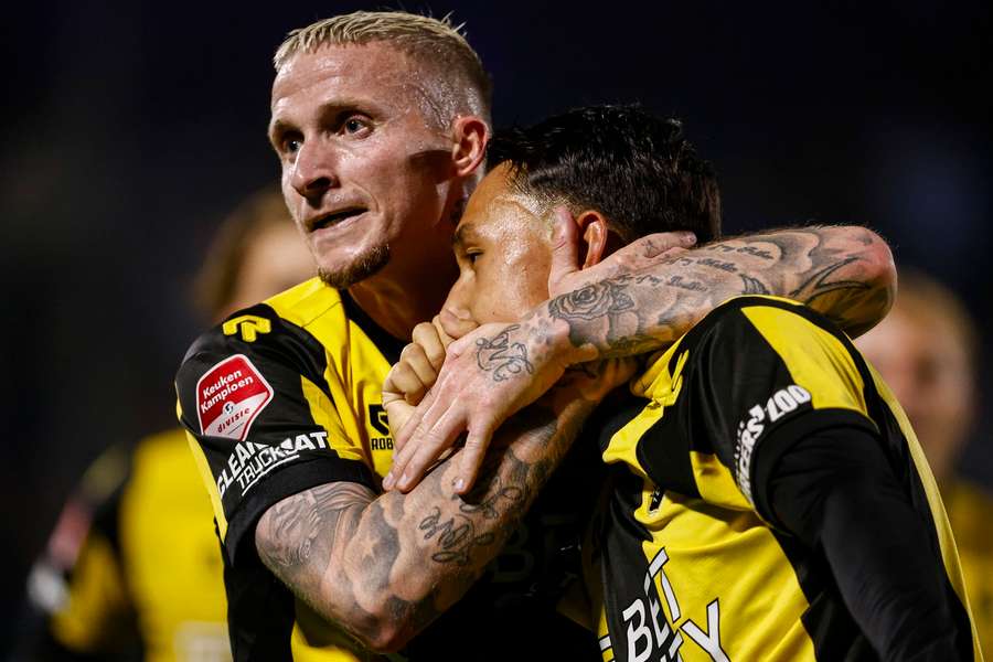 Alexander Büttner regressou ao Vitesse resgatado no verão passado, mas agora está de novo ansioso