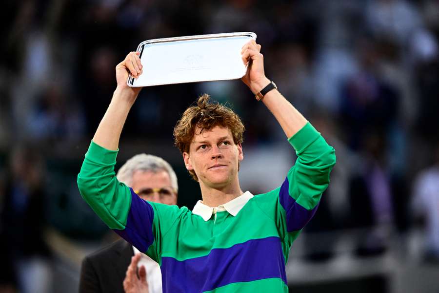 Jannik Sinner segue como número 1 do mundo após a derrota