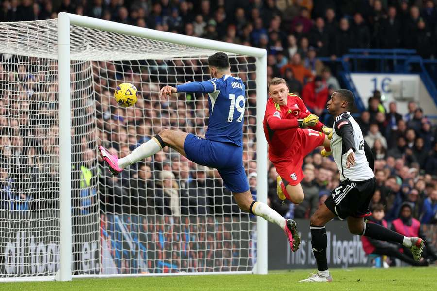 Armando Broja (L) nu reușește să reia o centrare în timpul meciului de fotbal din Premier League engleză dintre Chelsea și Fulham