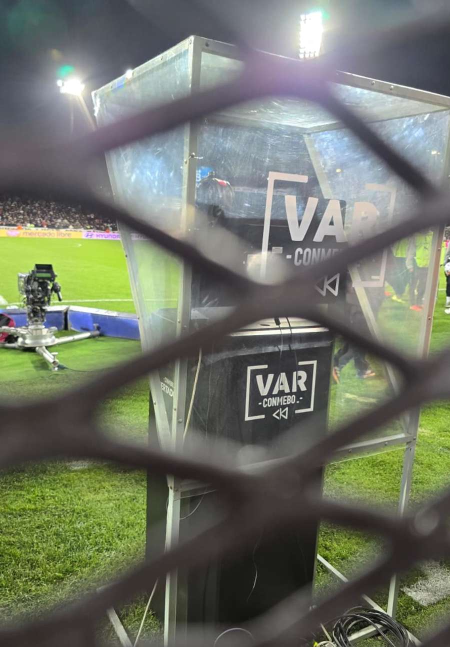 Cabine do VAR vista do local de circulação dos torcedores, separada apenas por uma grade