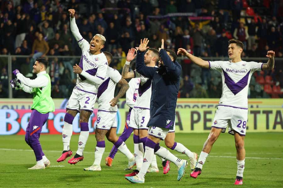 Fiorentina zet met zege op Cremonese flinke stap naar bekerfinale
