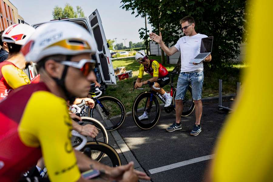 Los ciclistas estudian el recorrido