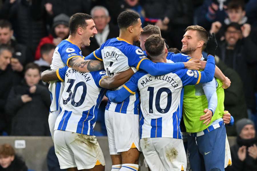 Brighton-spillerne jubler en 1-0-scoringen fra Solly March.