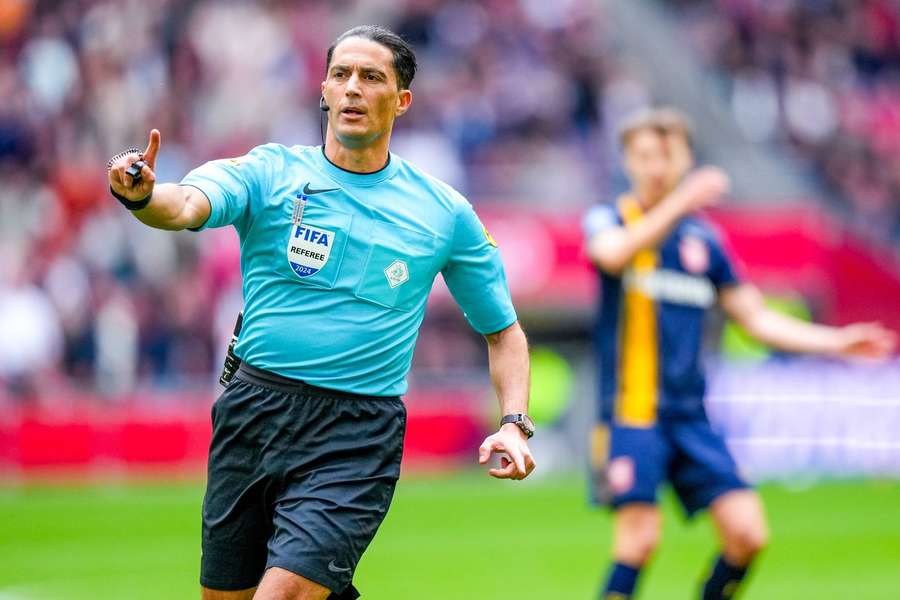 Serdar Gözübüyük was afgelopen weekend scheidsrechter bij Ajax - FC Twente