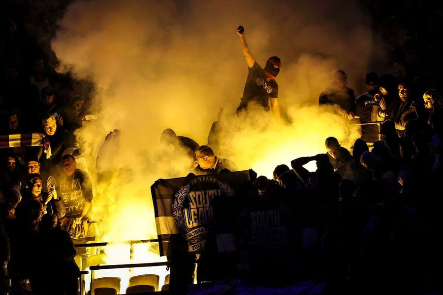 Torcida do Anderlecht causando no London Stadium