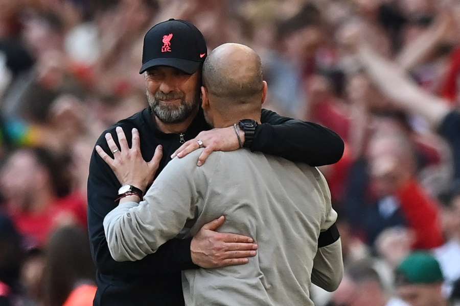 Jurgen Klopp se îmbrățișează cu Pep Guardiola