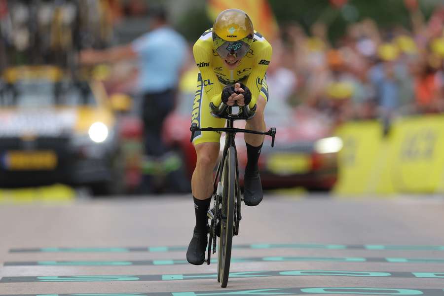 Tour de France, spunto decisivo della maglia gialla Vingegaard nella crono a Combloux