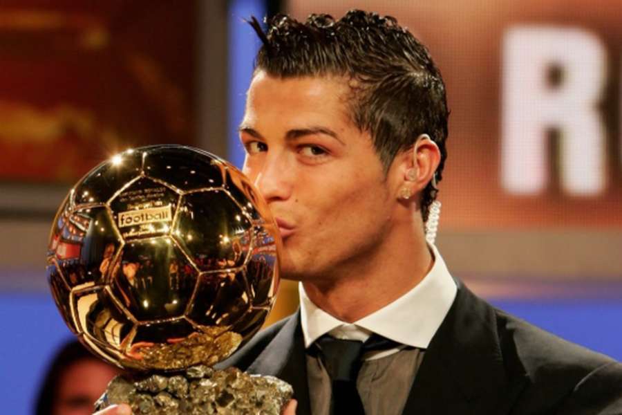 Cristiano Ronaldo com a Bola de Ouro de 2008 Cristiano Ronaldo com a Bola de Ouro de 2008