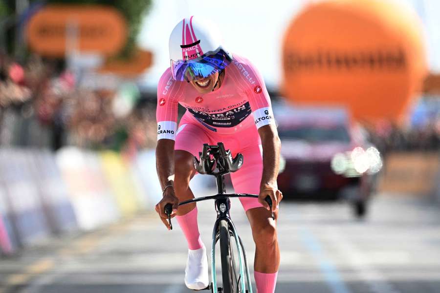 Afonso Eulálio mantém camisola rosa no Giro de Itália