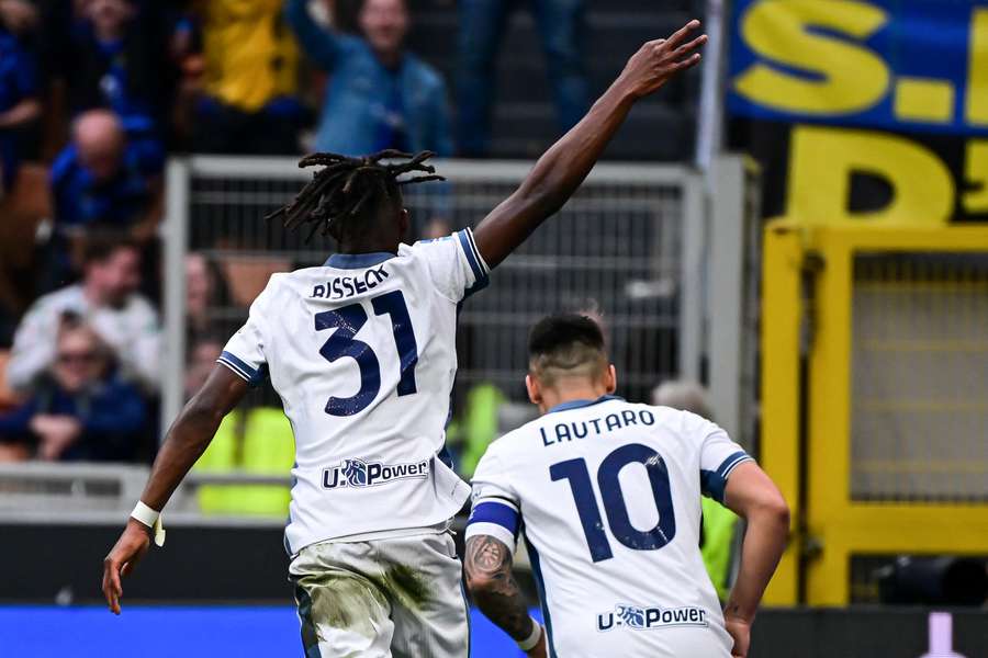 Yann Bisseck bejubelt seinen Treffer zum 3:1.