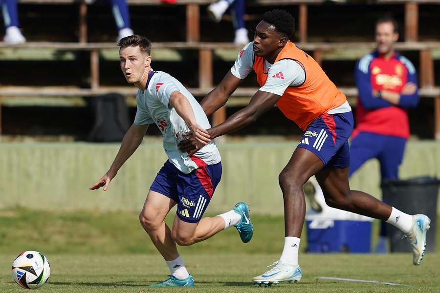 Samu Omorodion durante treinamento com a seleção da Espanha