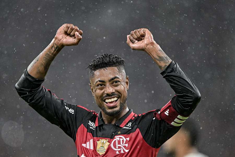 Bruno Henrique deverá formar o ataque do Flamengo com Samuel Lino e Carrascal 
