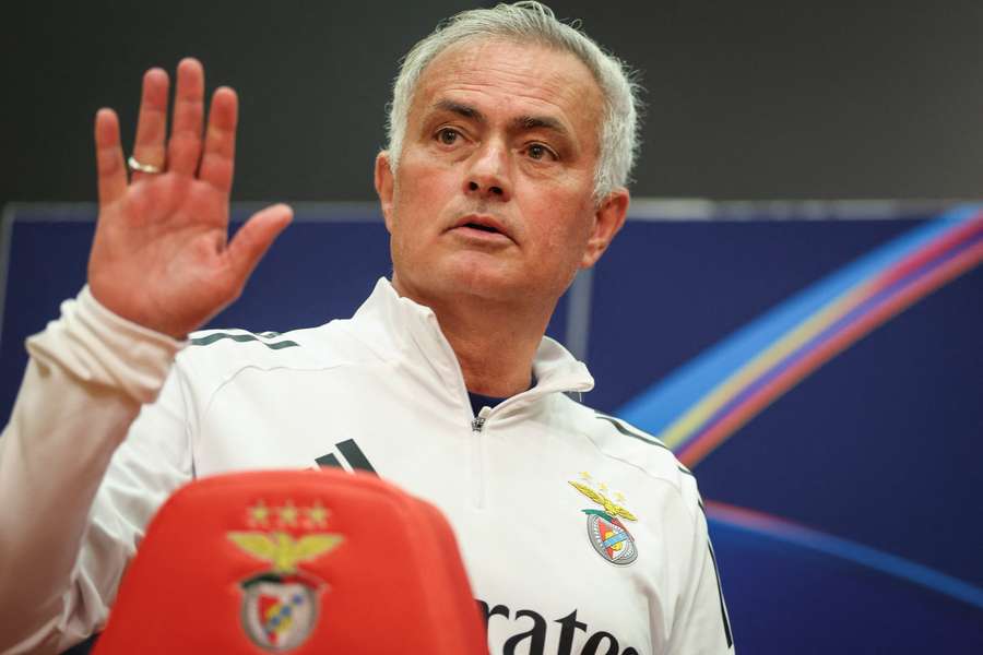 José Mourinho durante coletiva de imprensa no Benfica José Mourinho durante coletiva de imprensa no Benfica