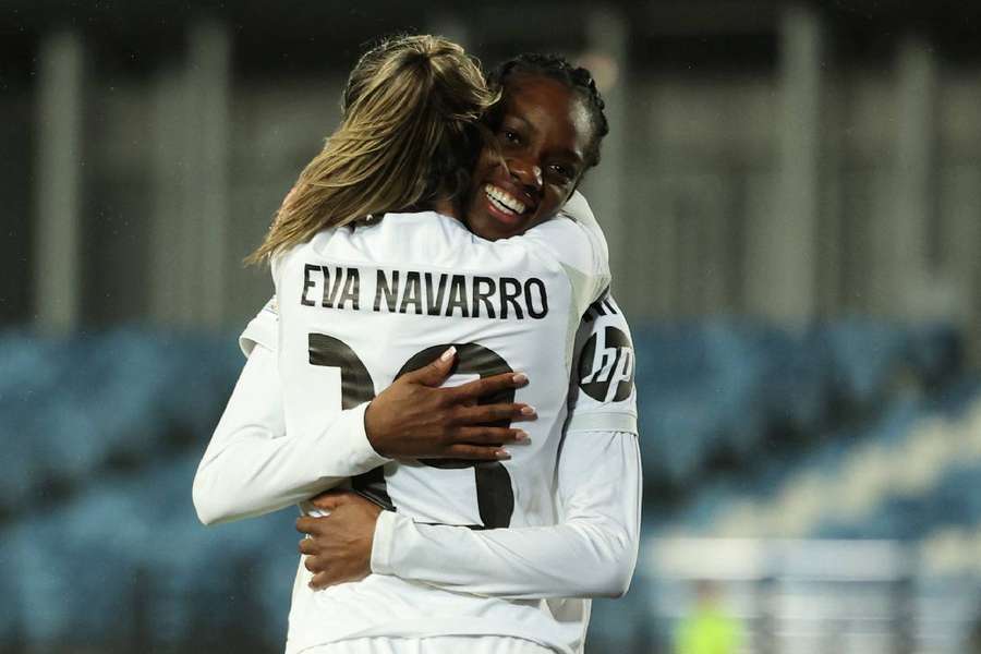 Eva Navarro y Feller, abrazándose