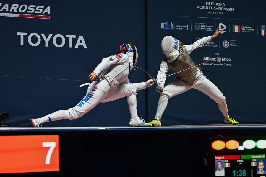 Martina Favaretto e Arianna Errigo si sfidano durante il Fencing World Championships a Milano
