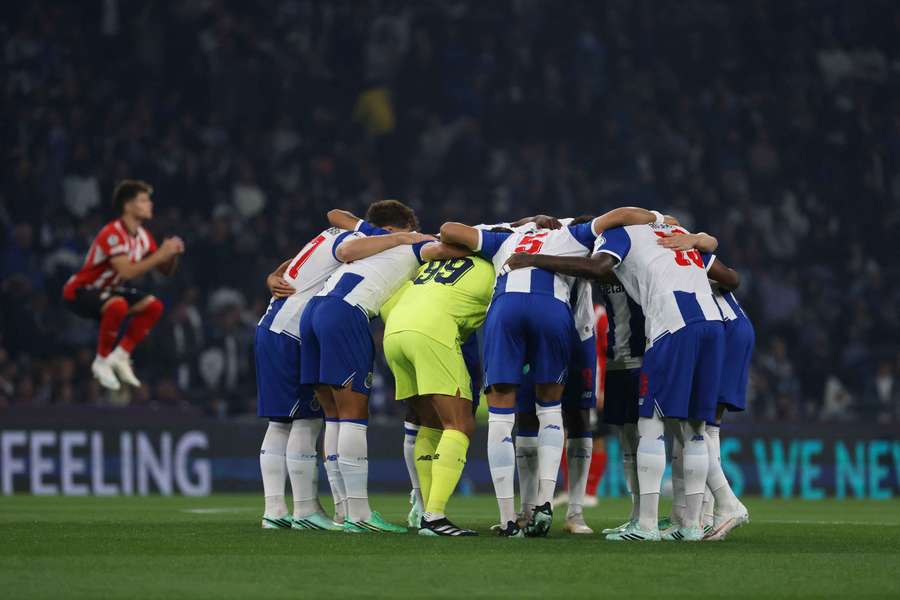 Os jogadores do FC Porto reunidos antes do jogo com o PSV