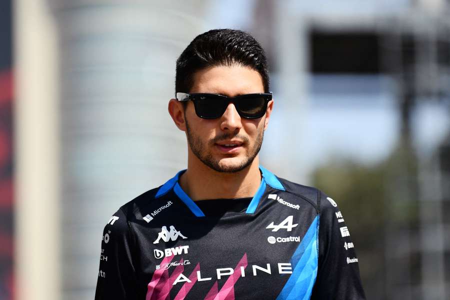 Esteban Ocon no paddock de Baku