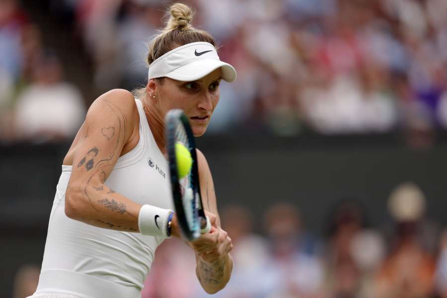 Marketa Vondrousova returns the ball to Ons Jabeur