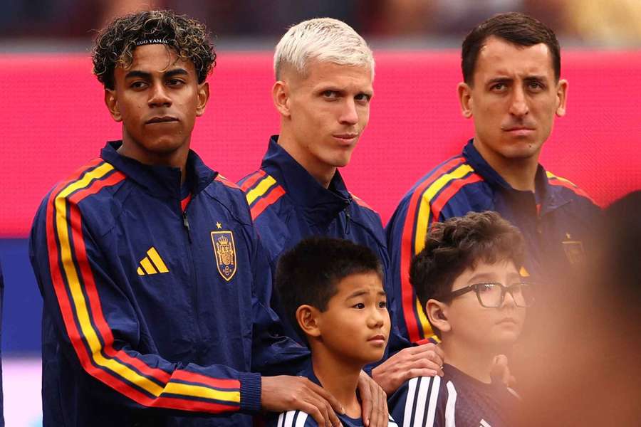 Yamal (l.) und Olmo (m.) spielen wie sechs andere Spanien-Spieler beim FC Barcelona Yamal (l.) und Olmo (m.) spielen wie sechs andere Spanien-Spieler beim FC Barcelona