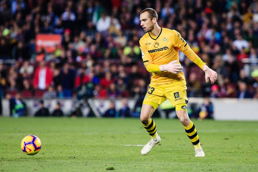 Pau López, en un partido con el Betis