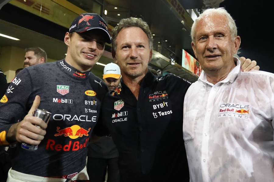 Max Verstappen, Christian Horner en Helmut Marko na de GP van Abu Dhabi