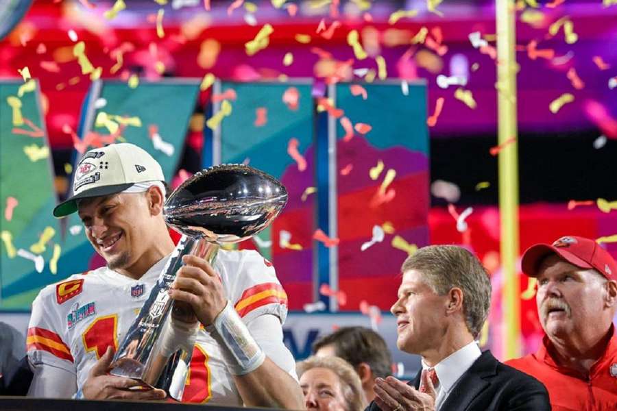 Coach Andy Reid (R) ziet hoe Patrick Mahomes voor de tweede keer de Vince Lombardi Trophy in ontvangst mag nemen