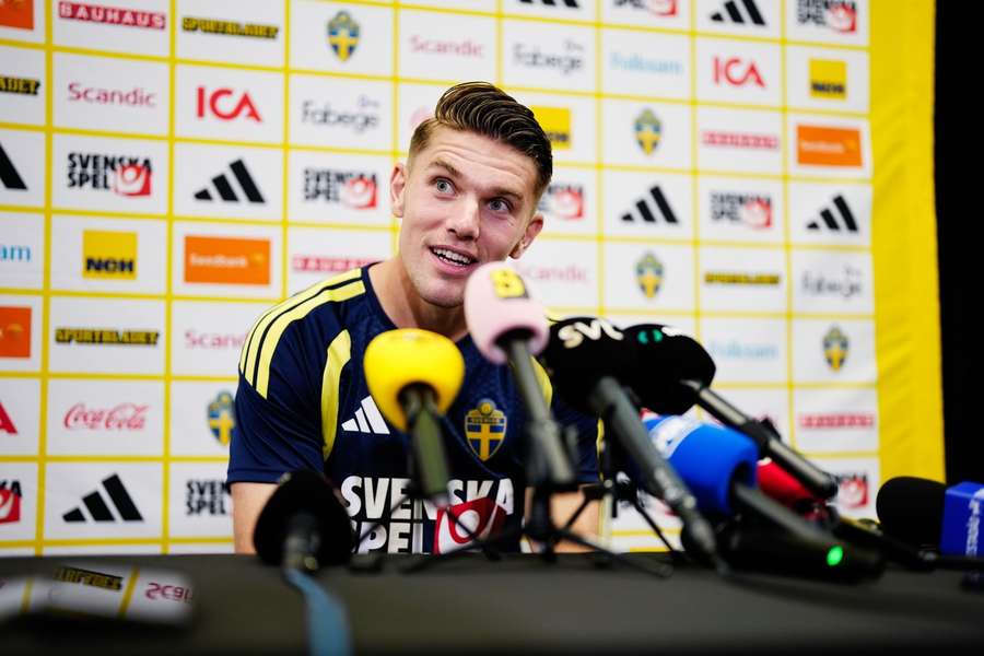 Viktor Gyokeres speaks to the press