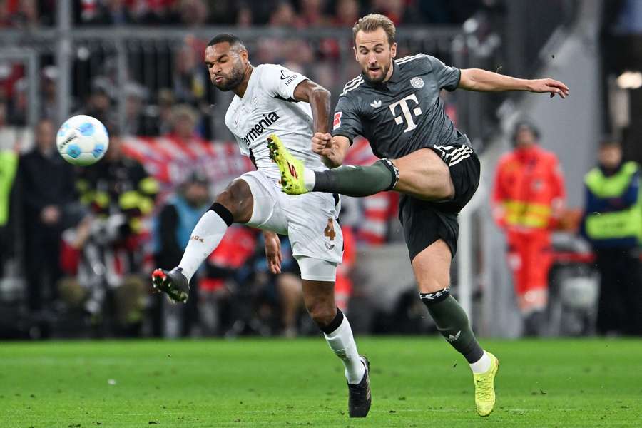 Harry Kane i kamp med Jonathan Tah