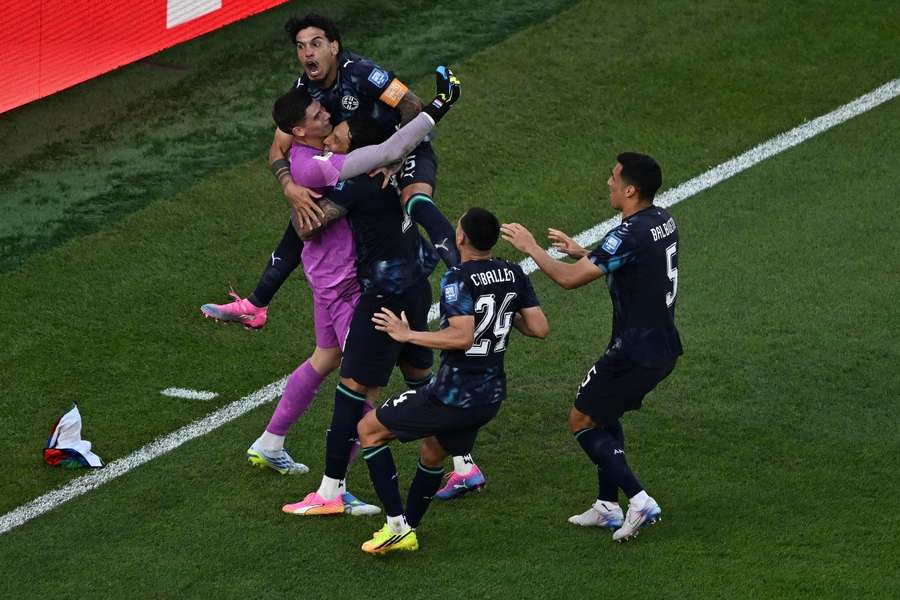 Los jugadores de Paraguay celebran el pase a octavos con Orlando Gill