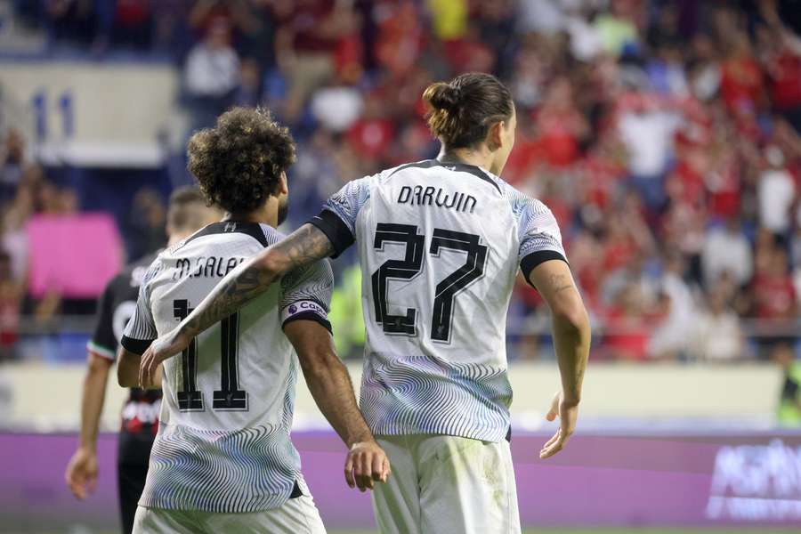Salah y Núñez celebran un gol contra el Milan