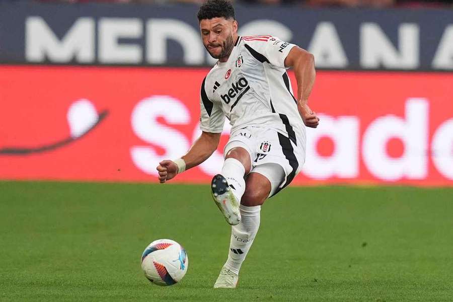 Oxlade-Chamberlain com as cores do Besiktas