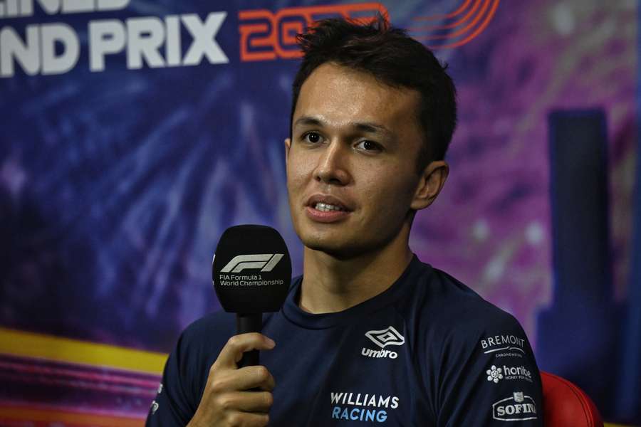 Albon lembrou que a umidade em Singapura causa dificuldades aos pilotos 