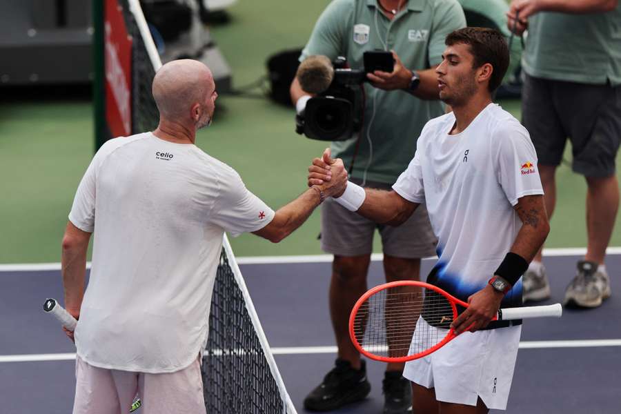 Cobolli (right) shakes hands with Mannarino