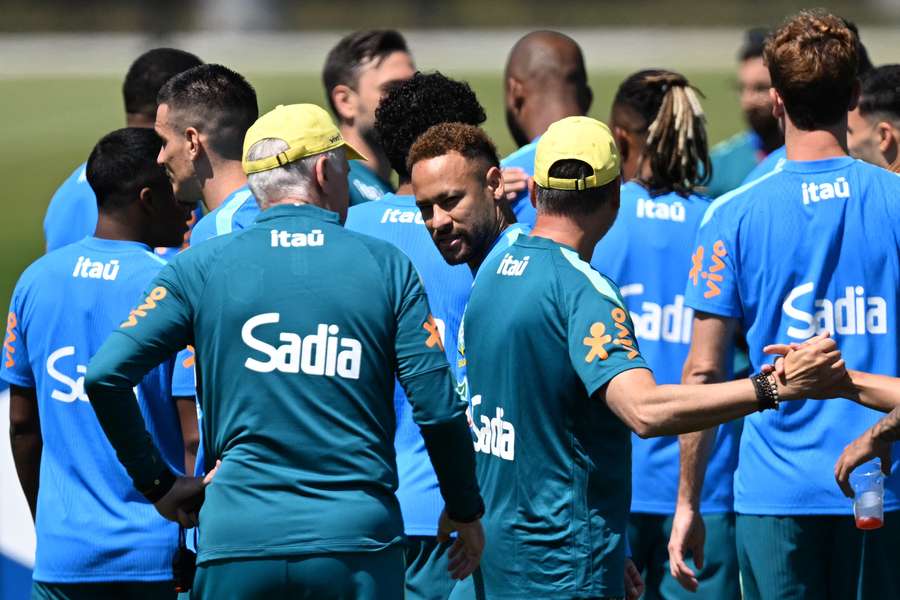 Neymar conversa com Ancelotti antes de treino da Seleção Neymar conversa com Ancelotti antes de treino da Seleção