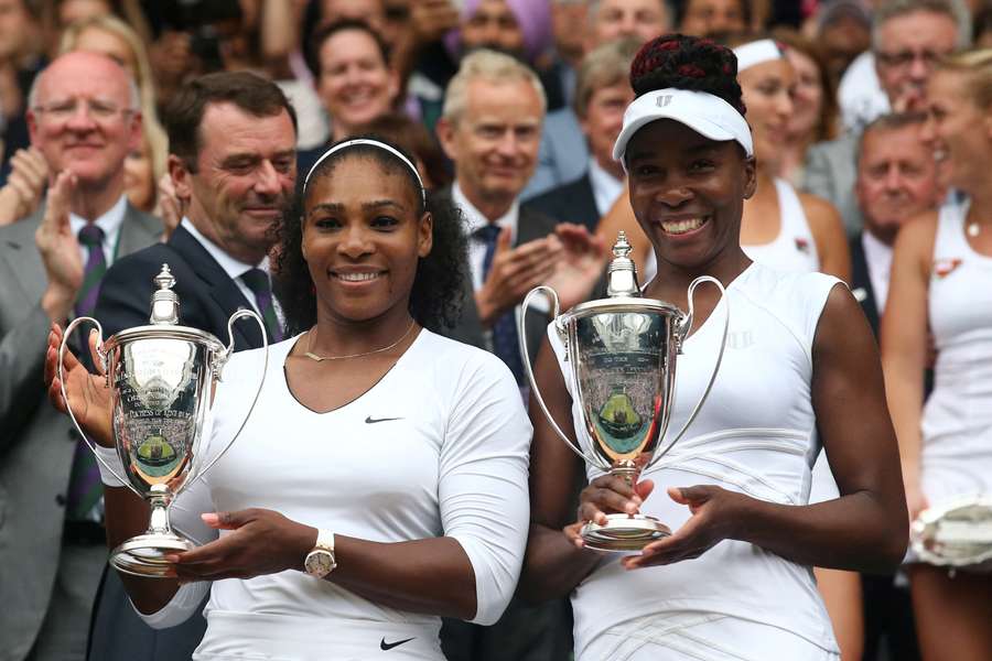 Serena y Venus Williams, tras ganar el dobles de Wimbledon en 2016 Serena y Venus Williams, tras ganar el dobles de Wimbledon en 2016