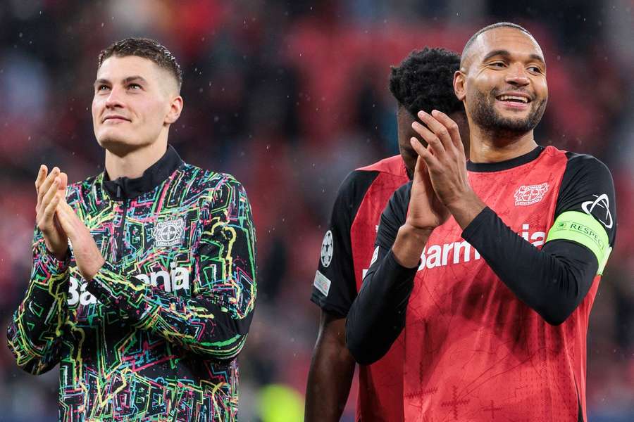 Jonathan Tah (r.) und Patrik Schick ließen sich nach dem Einzug ins CL-Achtelfinale von den Fans feiern