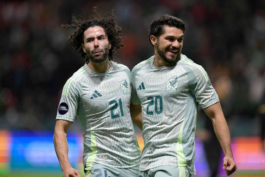 Henry Martin y César Huerta celebran un gol con México