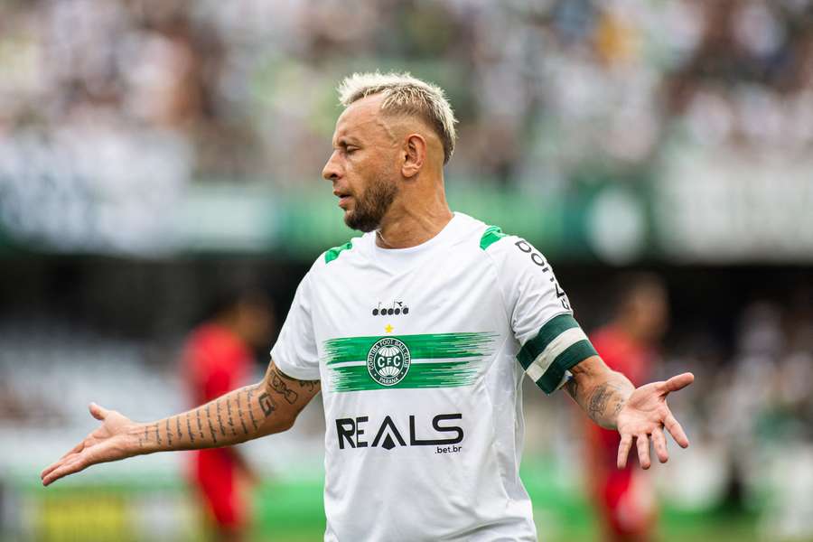 Contrato de Rafinha foi terminado em mútuo acordo