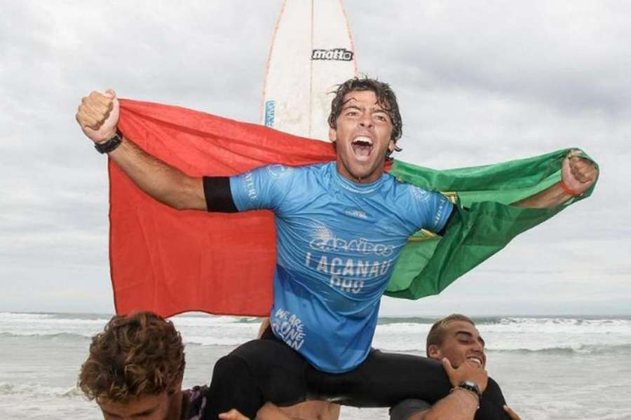 Guilherme Ribeiro, surfista de 20 anos da Associação de Surf Costa de Caparica