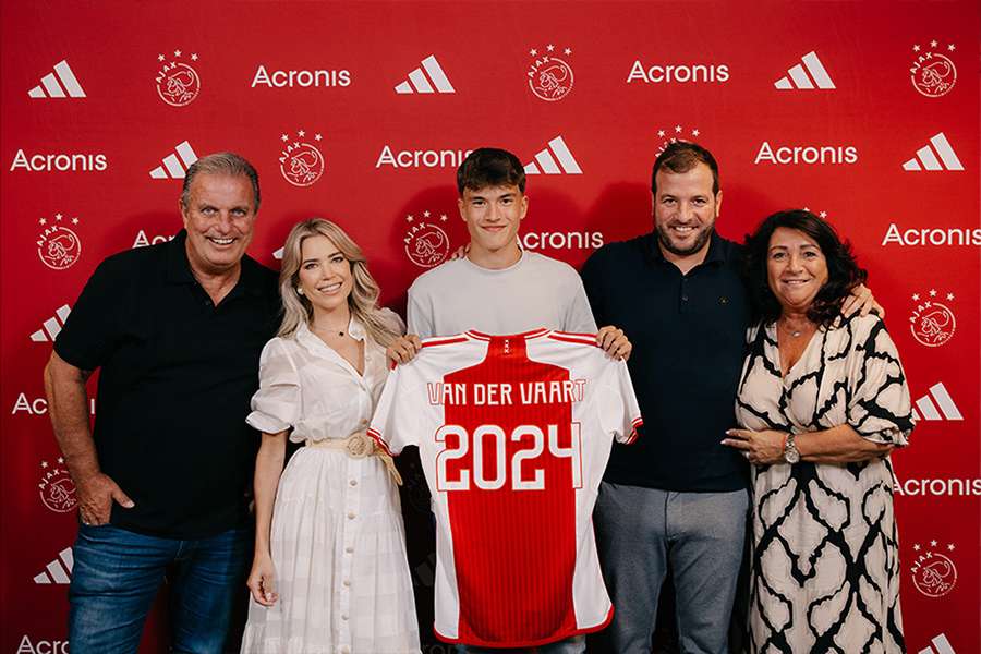 Esbjergs vende filho de uma lenda de 17 anos ao Ajax