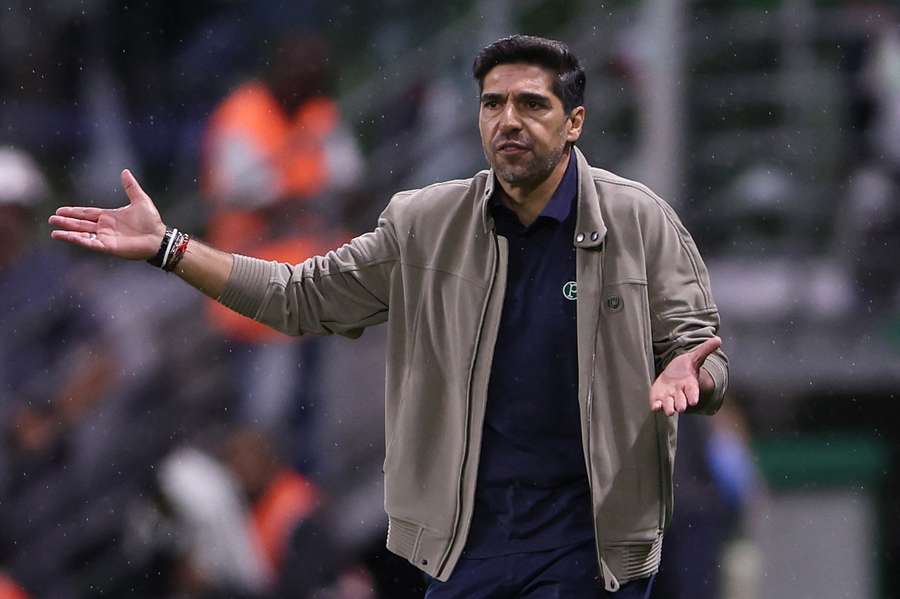 Técnico Abel Ferreira, do Palmeiras, tem alternado os dois esquemas
