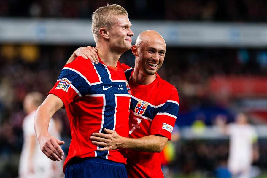 Haaland com Aursnes no jogo com a Dinamarca Haaland com Aursnes no jogo com a Dinamarca